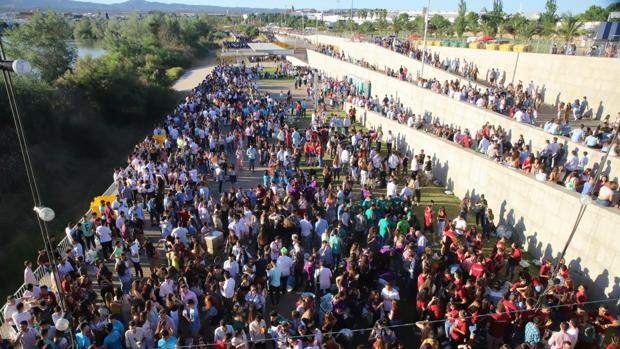 El calor provoca que el botellón de la Feria de Córdoba pase de la tarde a la noche