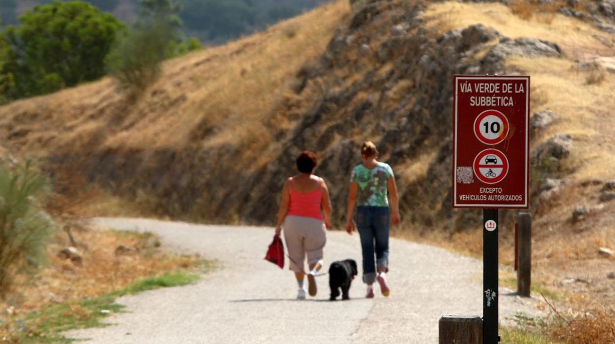 Dos senderistas por una vía verde de la Subbética