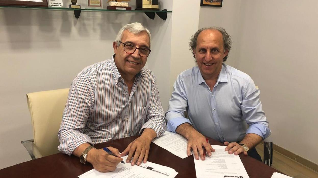 El presidente del Ángel Ximénez y el responsable de Hummel firman el contrato