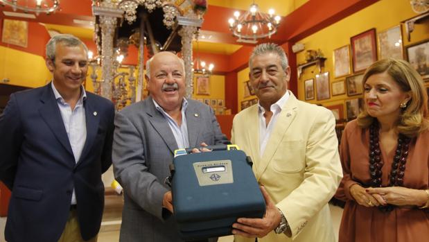 Salud entrega un desfibrilador a la hermandad del Rocío de Córdoba, que comienza hoy su peregrinación