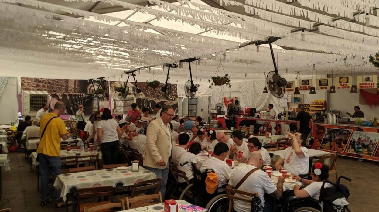 Almuerzo de los residentes de la Cruz Blanca de Córdoba en la caseta de la Agrupación de Cofradías