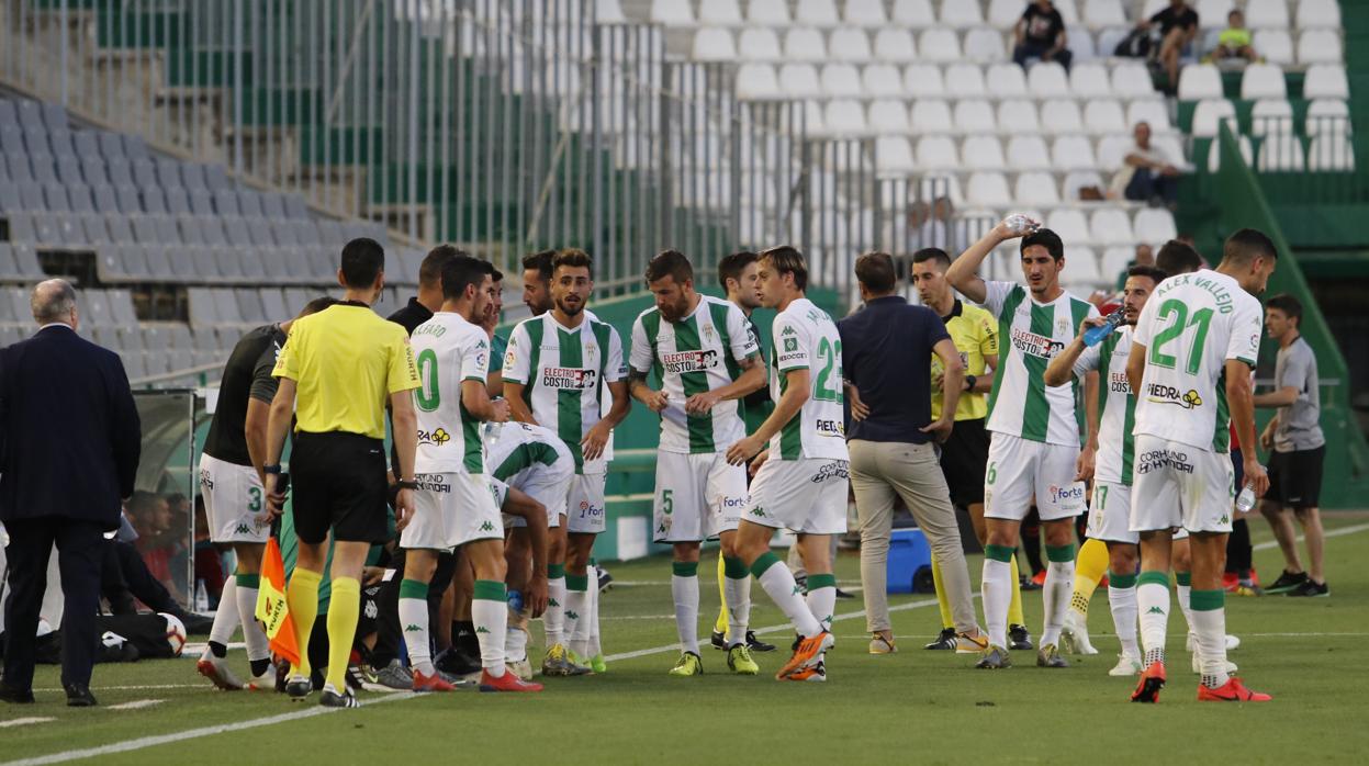 Luis Muñoz, junto al resto de sus compañeros en el descanso