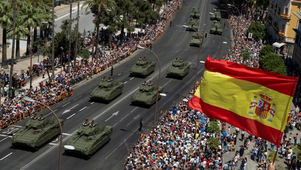 La BRI X de Cerro Muriano desfila ante los Reyes de España en el día de las Fuerzas Armadas en Sevilla