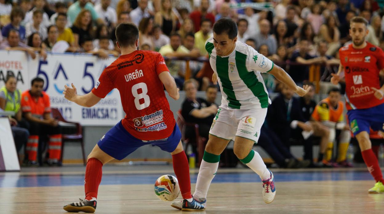 Pakito regatea a Ureña en el primer partido de la final del play off Córdoba-Mengíbar