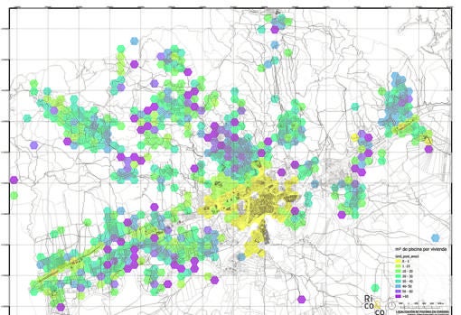 Los hexágonos morados indican una superficie superior a 60 metros de lámina de agua por vivienda de media; el amarillo es la tasa más baja