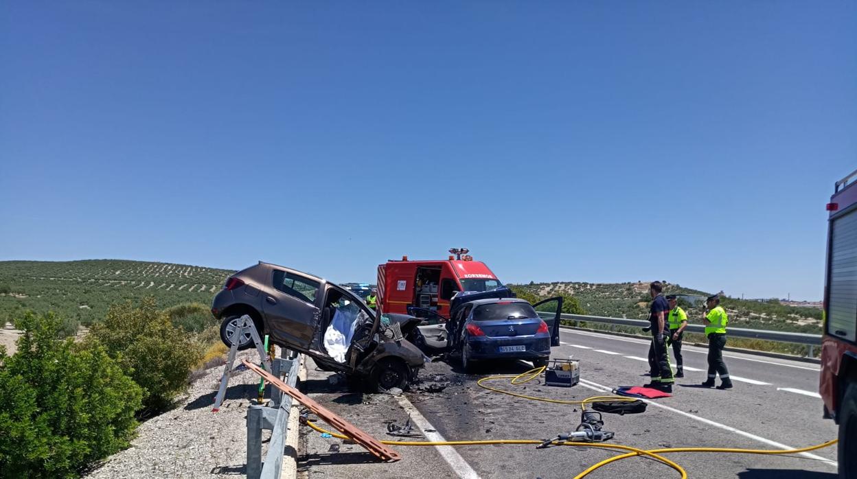 Estado en el que ha quedado uno de los vehículos siniestrados en Baena este mediodía