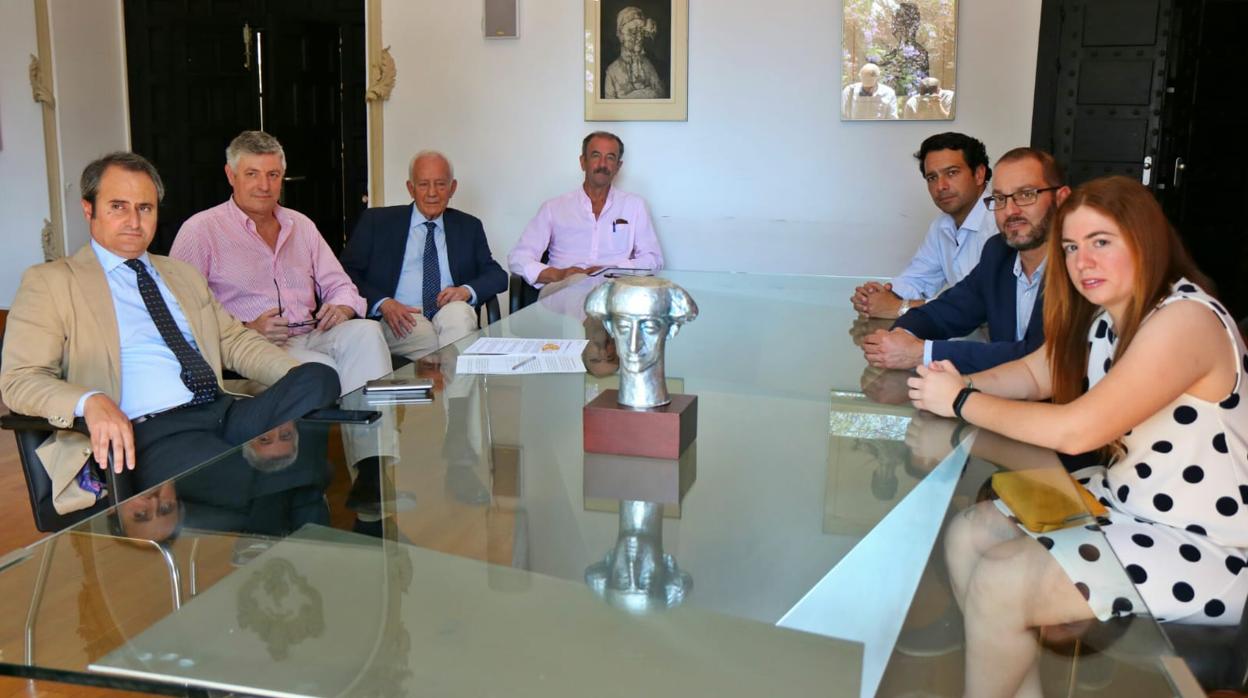 Imagen de la reunión del jurado del Trofero Municipal Taurino Manolete de Córdoba