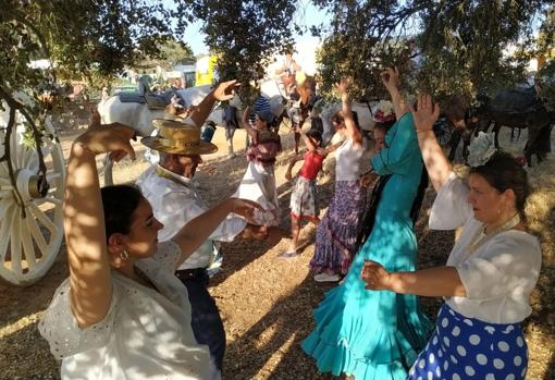 El hermano mayor baila sevillanas junto a sus hijas en el camino de Córdoba