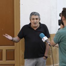 Un vecino entrevistado por una televisión