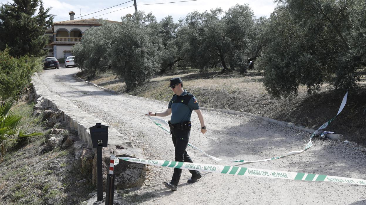 La Guardia Civil junto a la casa donde fueron hallados los cadáveres