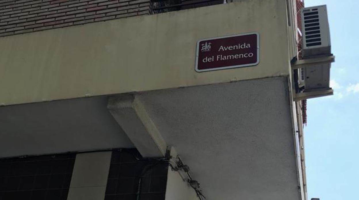 Detalle de la placa con el nombre de avendia del Flamenco que luce desde hoy Vallellano