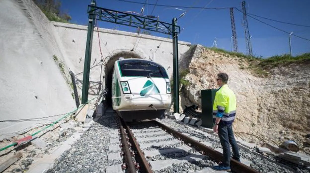 El túnel de San Francisco, en Loja, obligará al AVE a reducir su marcha a 30 km/h.