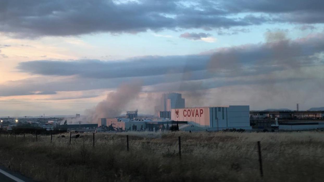 Columna de humo tras arder heno en la explanada junto a la planta de Covap en Pozoblanco