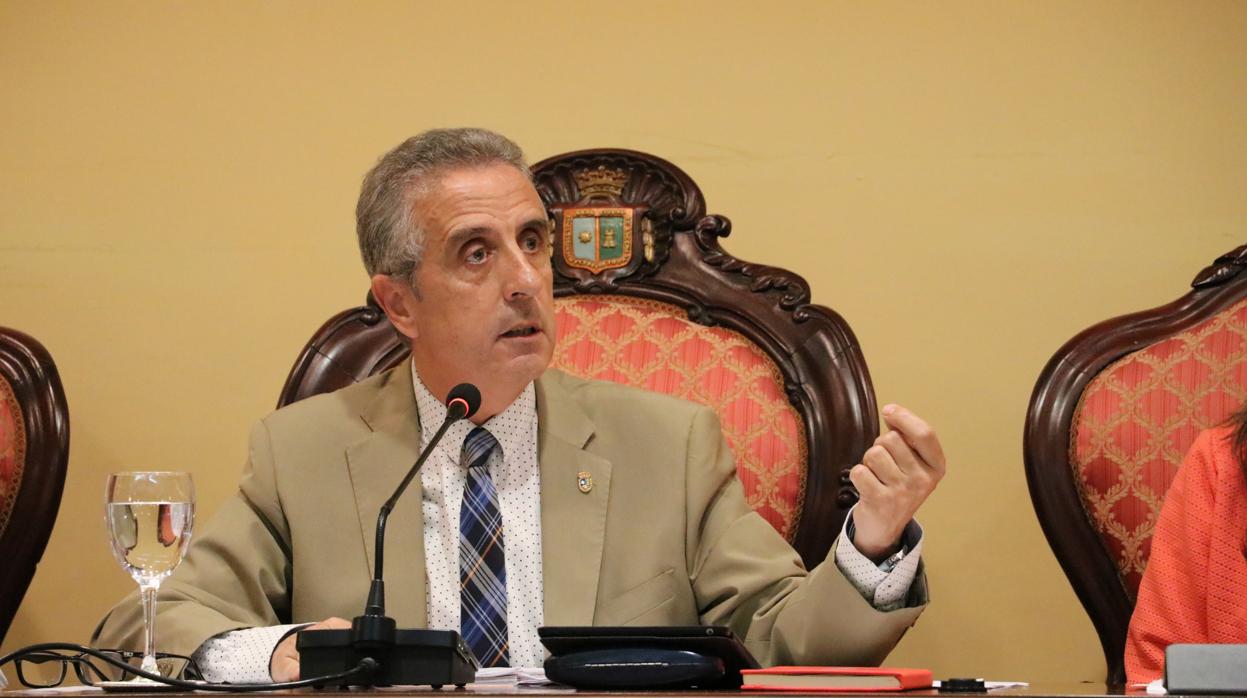 Juan Pérez, en un pleno del Ayuntamiento de Lucena