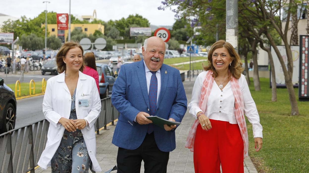 El consejero de Salud, junto a la delegada y la gerente del Reina Sofía