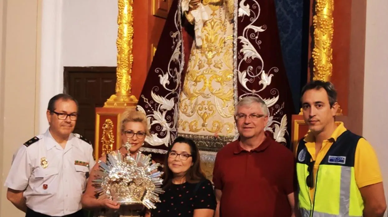 La Policía entrega a la hermandad de Jesús Rescatado la corona de la Virgen de la Amargura