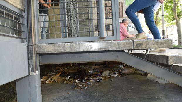 Utilizan como escombrera un edificio público situado en la principal avenida de Jaén