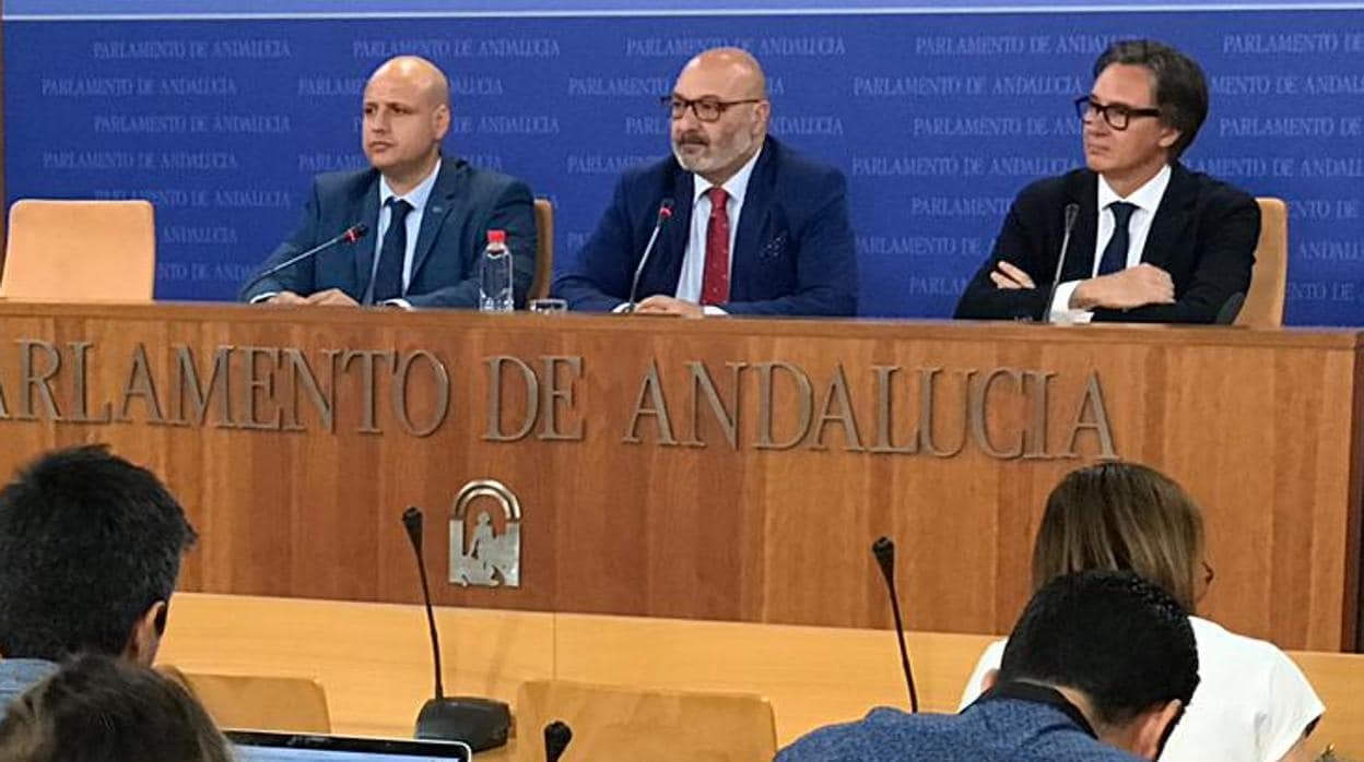 Rueda de prensa de Vox ayer para explicar su veto a las cuentas de Andalucía