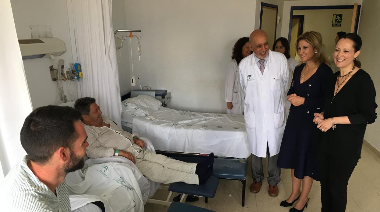 La delegada del Gobierno, Maribel Lozano, primera por la derecha, durante su visita al hospital