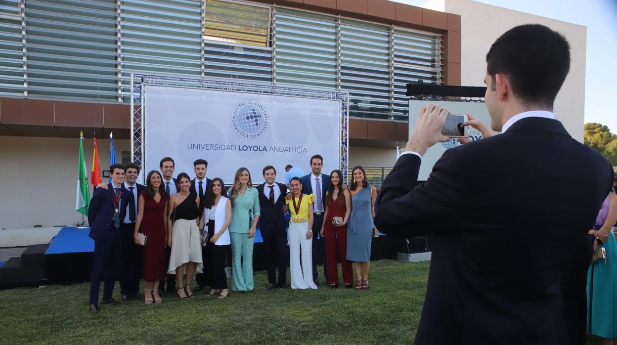 Varios de los graduados por la Universidad Loyola, ayer haciéndose una foto de grupo