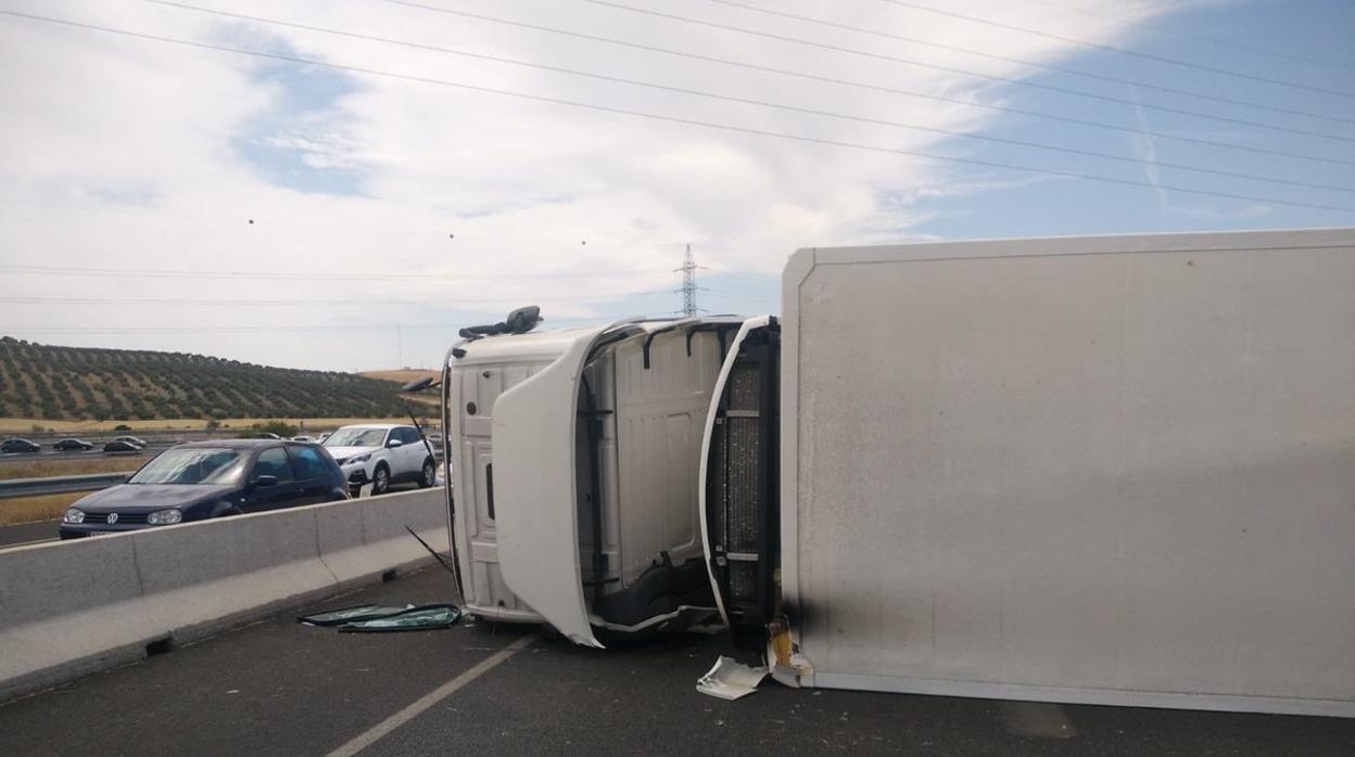 Estado en el que ha quedado el camión en el un sentido de la A-4 del kilómetro 405 en Córdoba