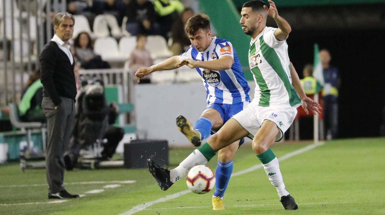 Álex Vallejo intenta despejar un pase en el Córdoba-Deportivo de la primera vuelta