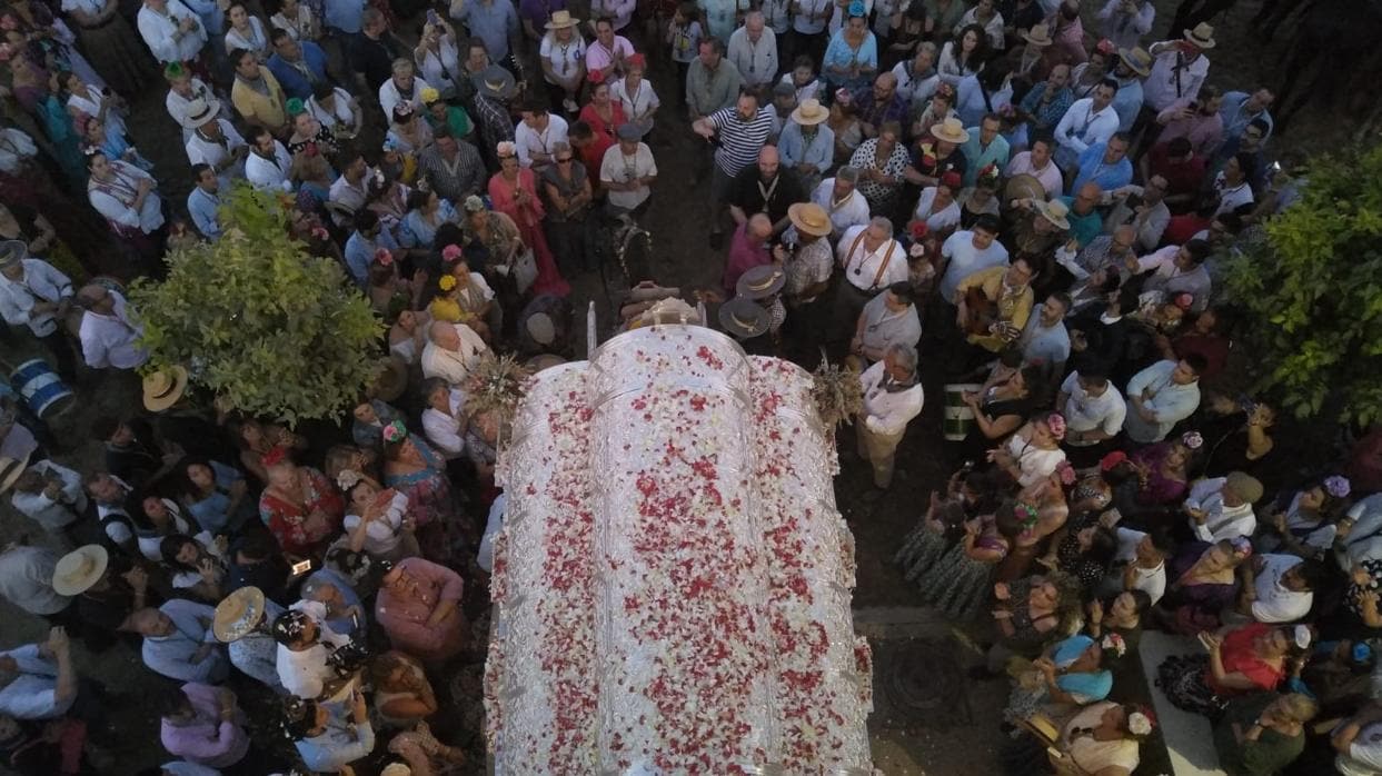 La carreta del Simpecado de la hermadnad del Rocío de Córdoba llega hata la aldea del Rocío