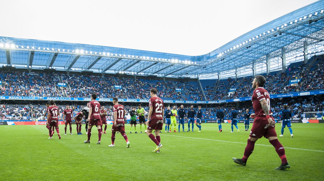 Los jugadores del Córdoba CF saltan al terreno de juego ante el Deportivo en Riazor