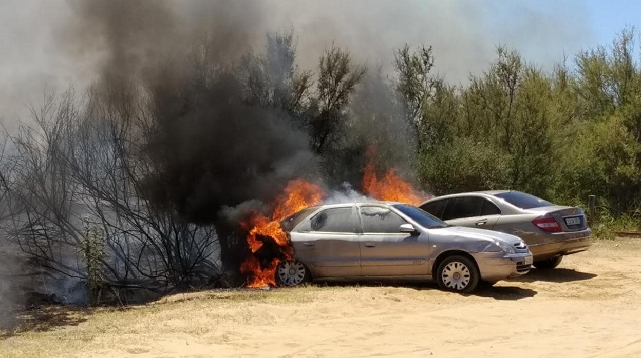 El fuego forestal de Punta Umbría se ha originado a raíz del incendio de un vehículo