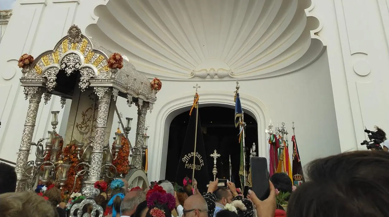 Presentación de la hermandad del Rocío de Córdoba ante la Virgen del Rocío en la aldea marismeña R.C.