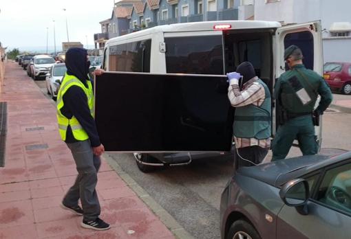 Agentes de la Guardia Civil durante un registro reciente en Algeciras