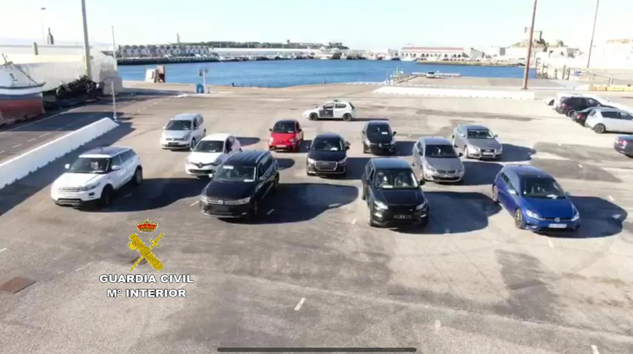 Imagen de algunos de los vehículos recuperados por la Guardia Civil en el puerto de Tarifa