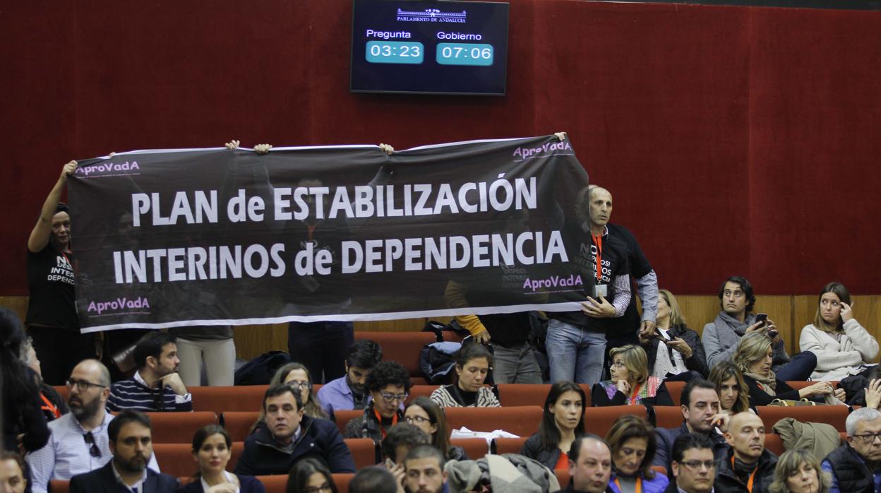 Interinos de la Junta muestran una pancarta exigiendo un plan de estabilización