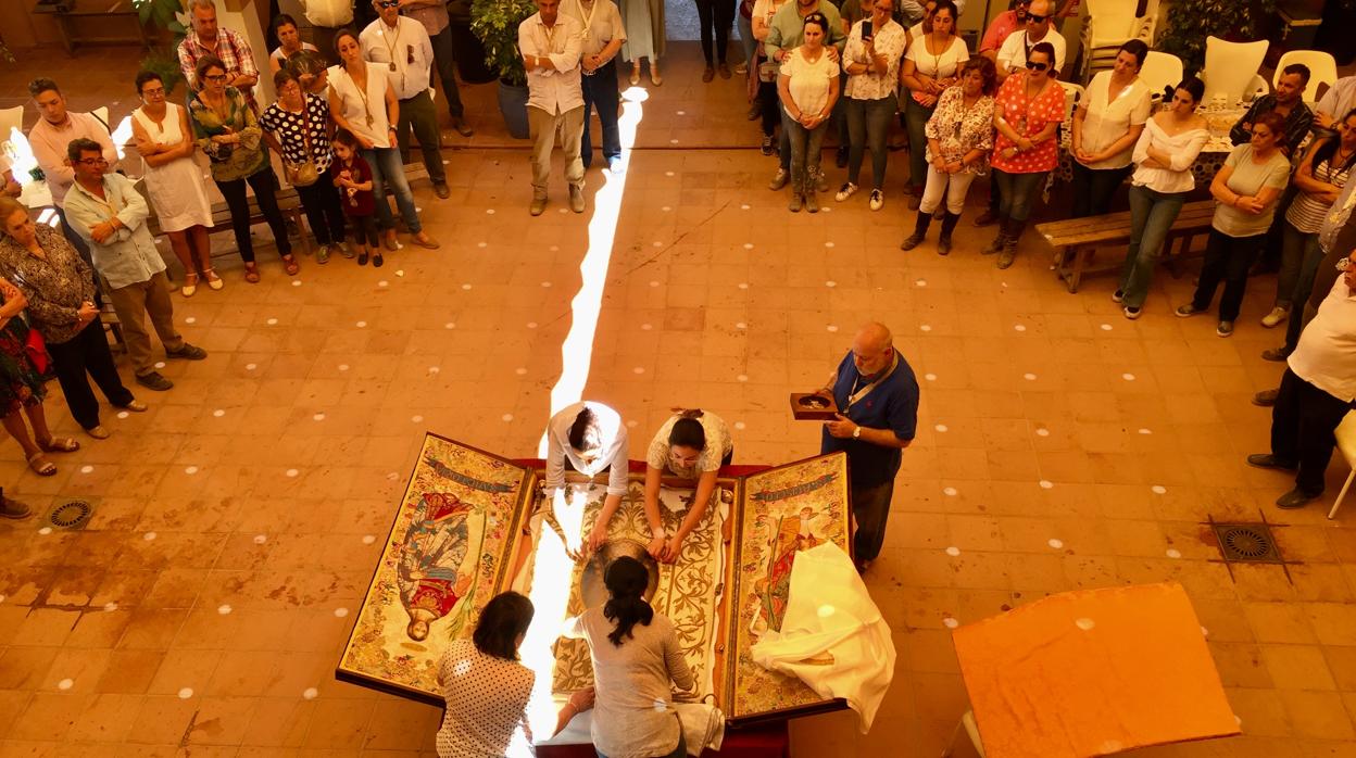 Las camaristas de la hermandad del Rocío de Córoba guardan el Simpecado de la filial cordobesa