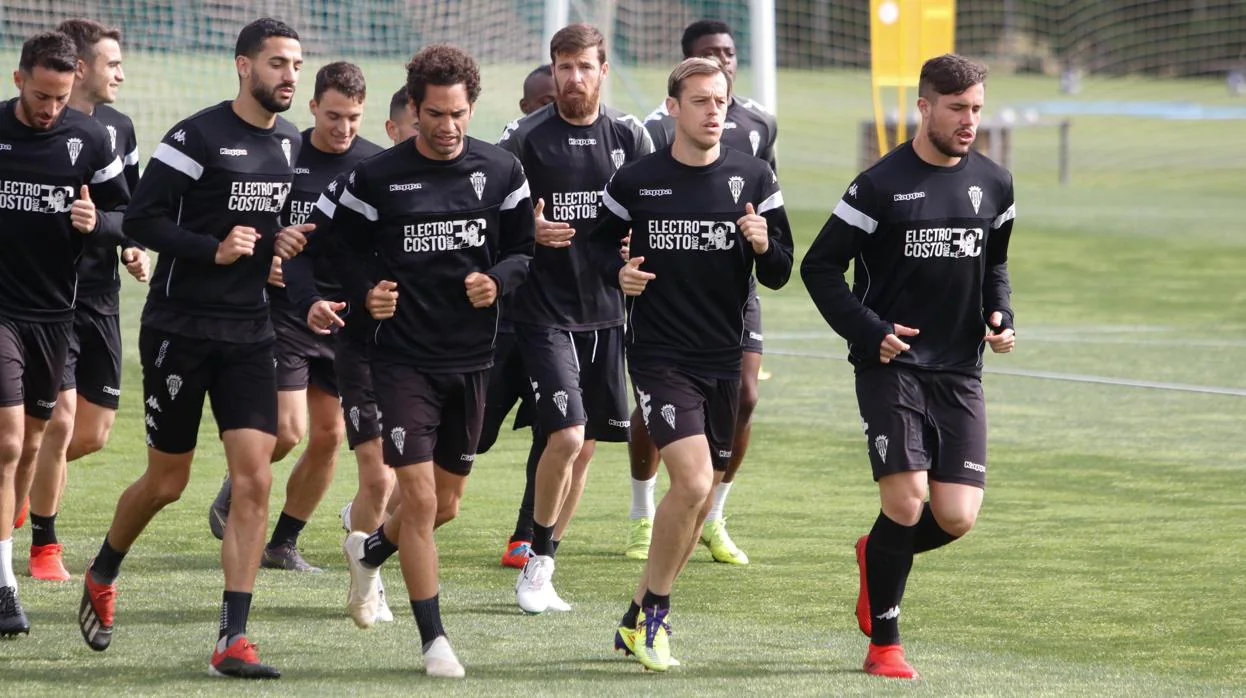 Varios jugadores de la plantilla del Córdoba trotan en un entrenamiento