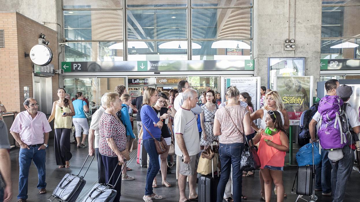 Viajeros en la estación del AVE de Córdoba