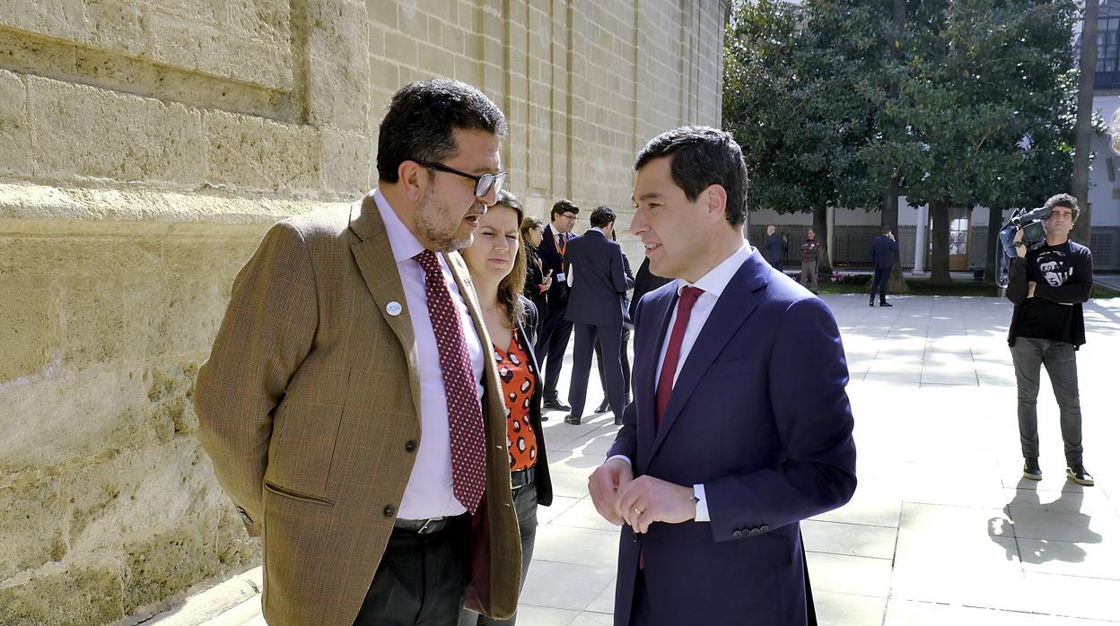 Serrano (Vox) y Juanma Moreno (PP) en el Parlamento andaluz