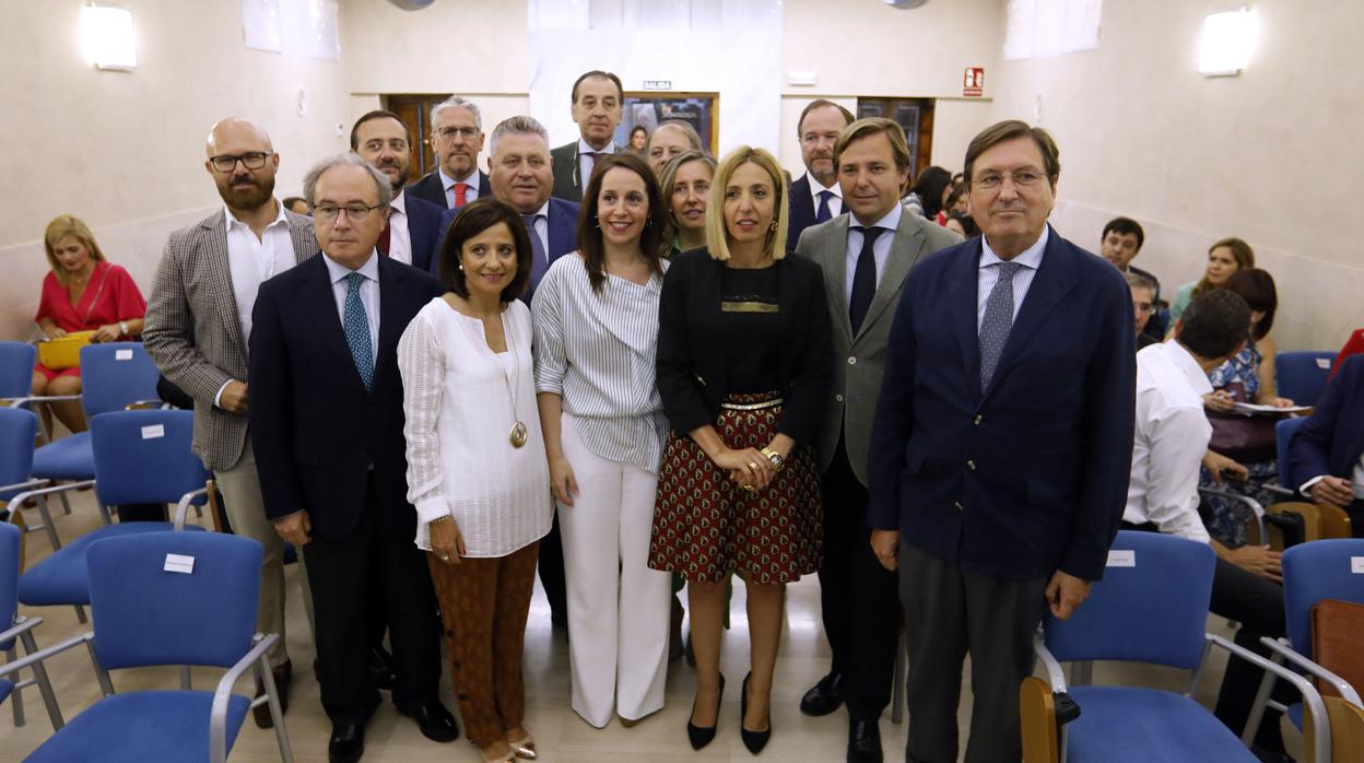 Mesa redonda con representantes de empresas y Caja Rural