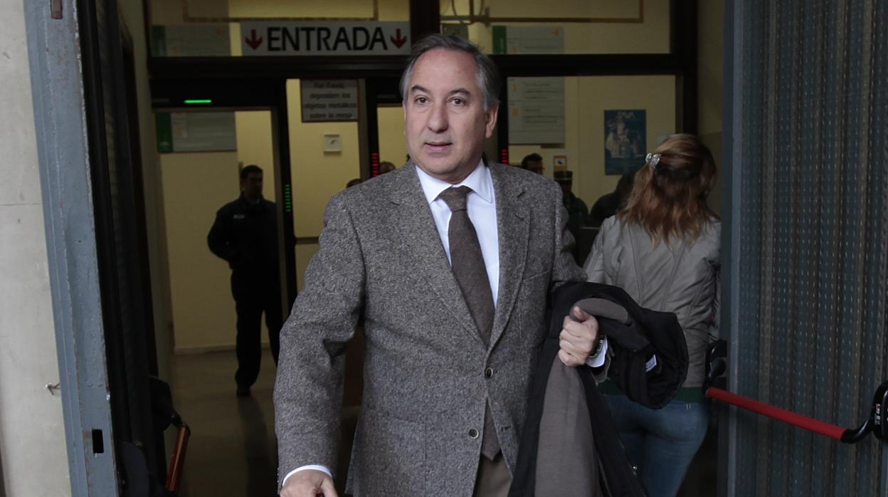 El juez del caso Invercaria, Juan Gutiérrez Casillas, a la salida de los juzgados