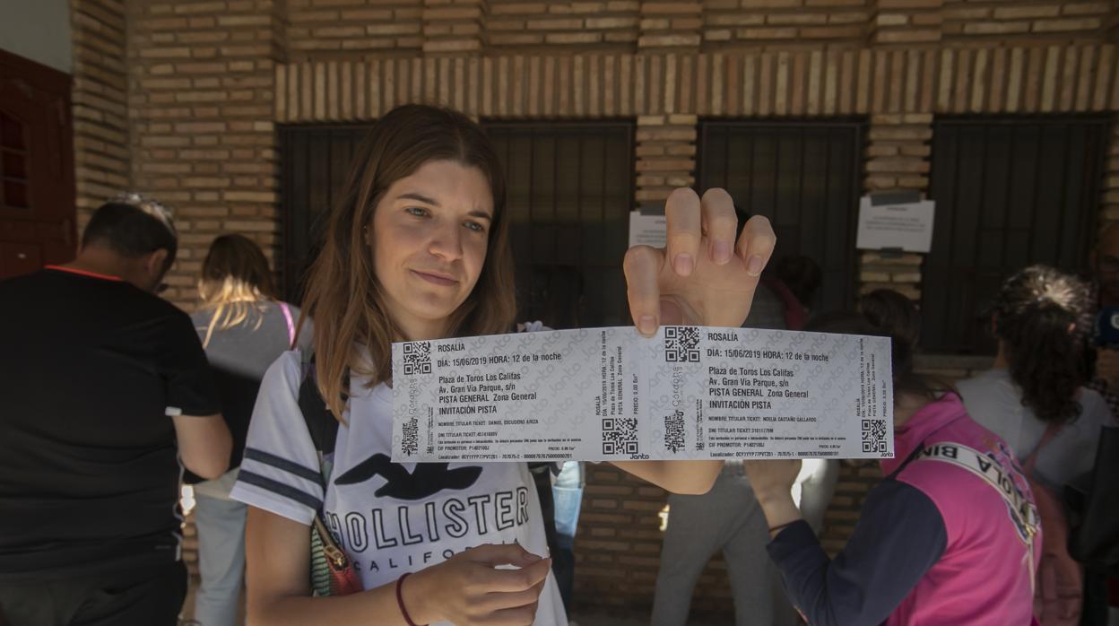 Una joven muestra dos entradas para el concierto de Rosalía en Córdoba