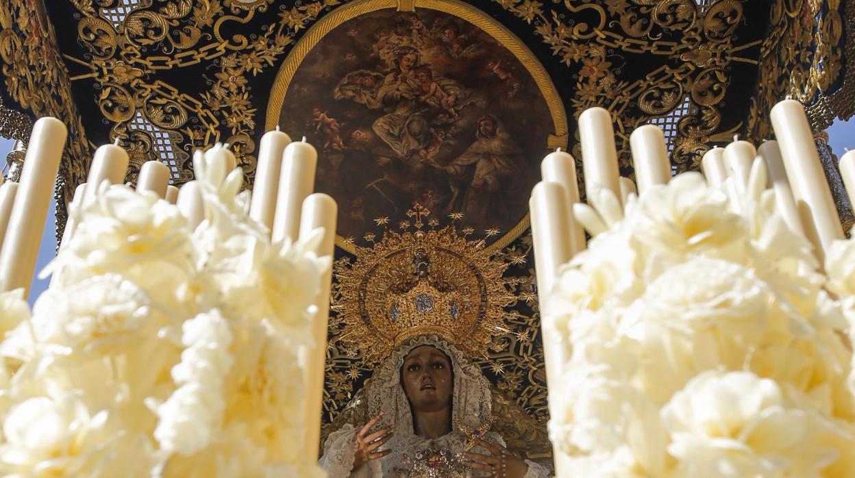 La imagen de Santa María de la Merced en su paso de palio el Lunes Santo del año 2019