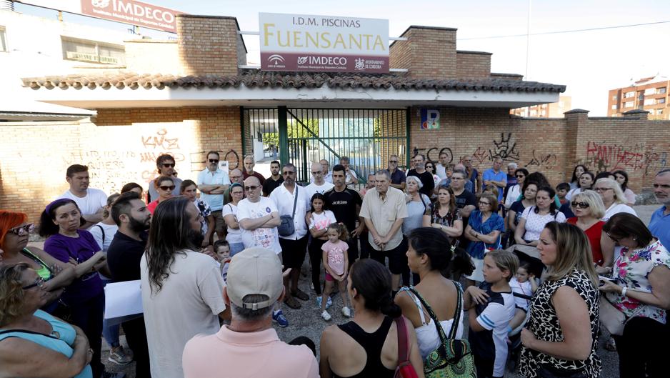 Los vecinos de la Fuensanta claman por la apertura de su piscina