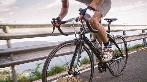 Intentan robar once botellas de champán escondidas en un maillot de ciclista en Málaga