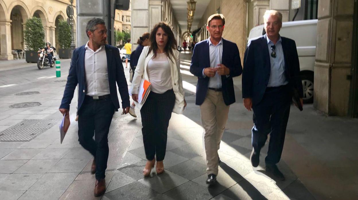 Los representantes de Ciudadanos en Granada, al abandonar la reunión