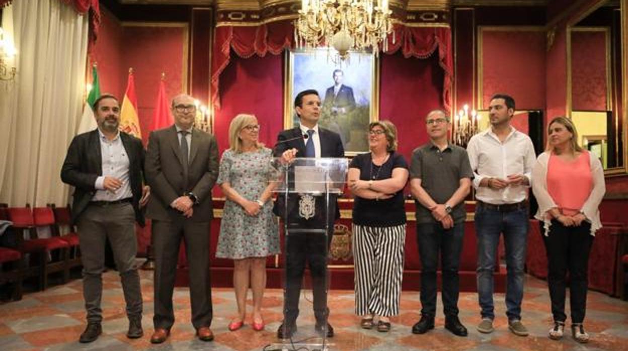 Francisco Cuenca, junto a los concejales electos del PSOE en Granada, este viernes