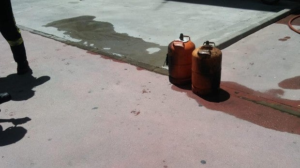 Alarma por el incendio en un trastero de La Línea en el que había gasolina y bombonas