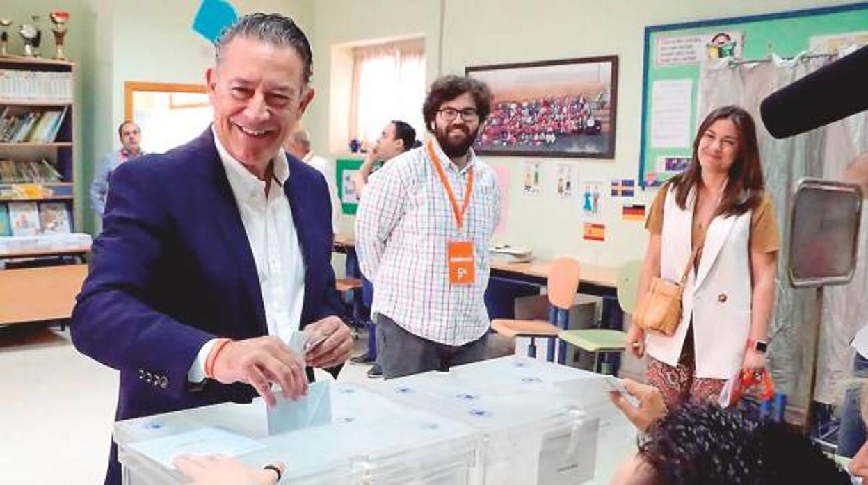 Raúl Caro, candidato de Ciudadanos, en su colegio electoral