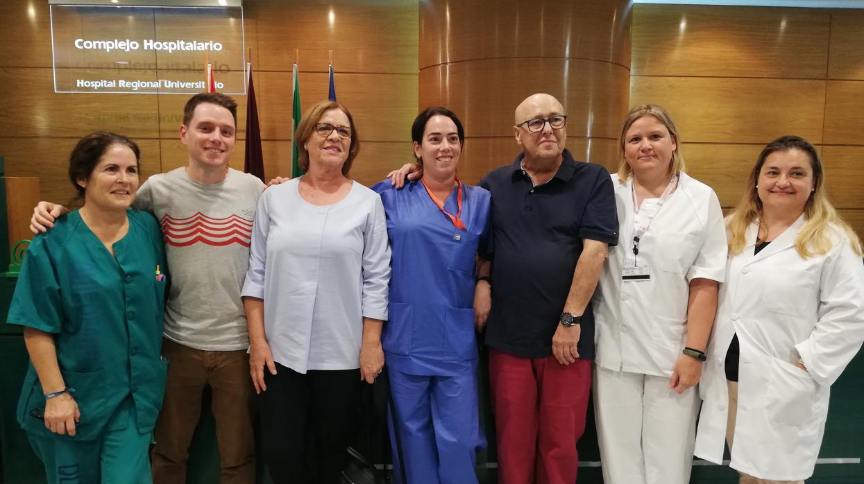 El paciente Eloy Ruiz (3º por la drcha.) junto a los enfermeros encargados del proyecto HEDO