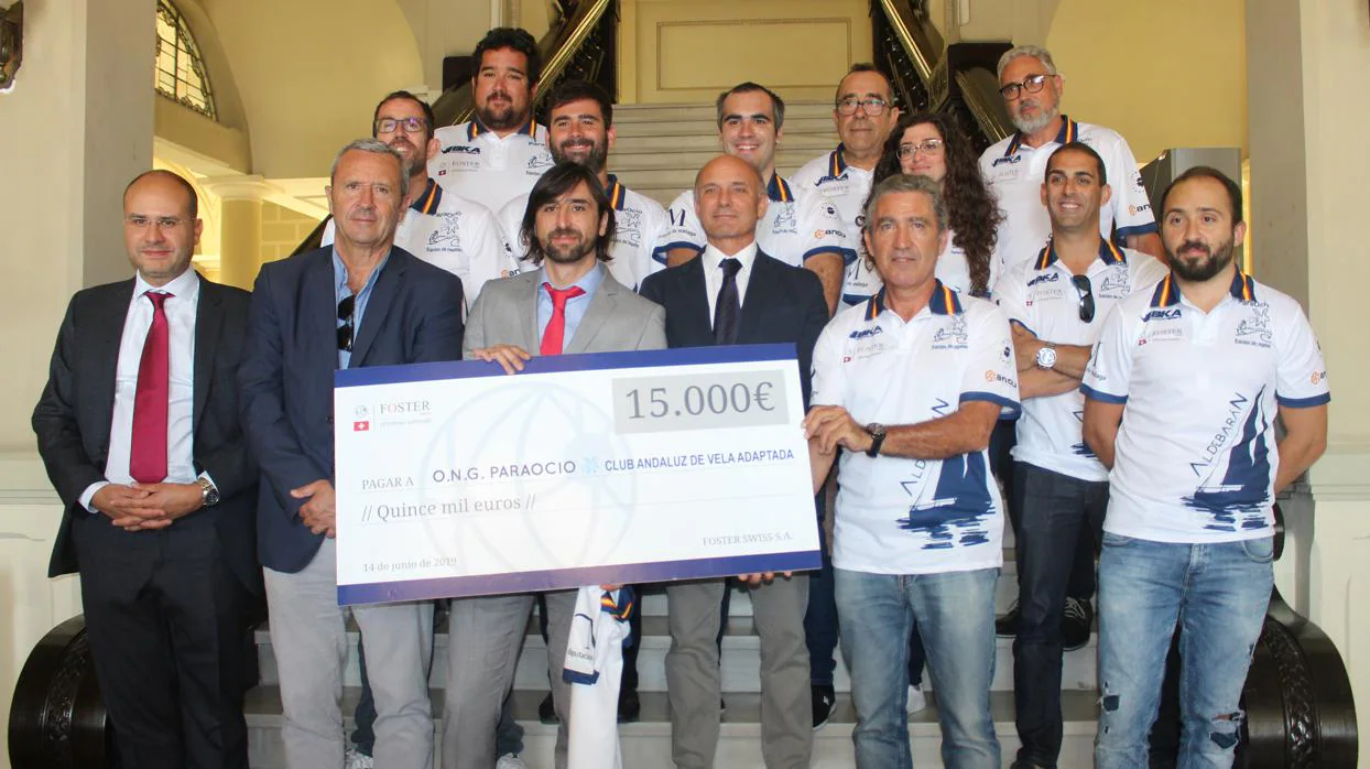La consultora internacional Foster Swiss entrega el cheque de 15.000 euros al equipo de vela malagueño
