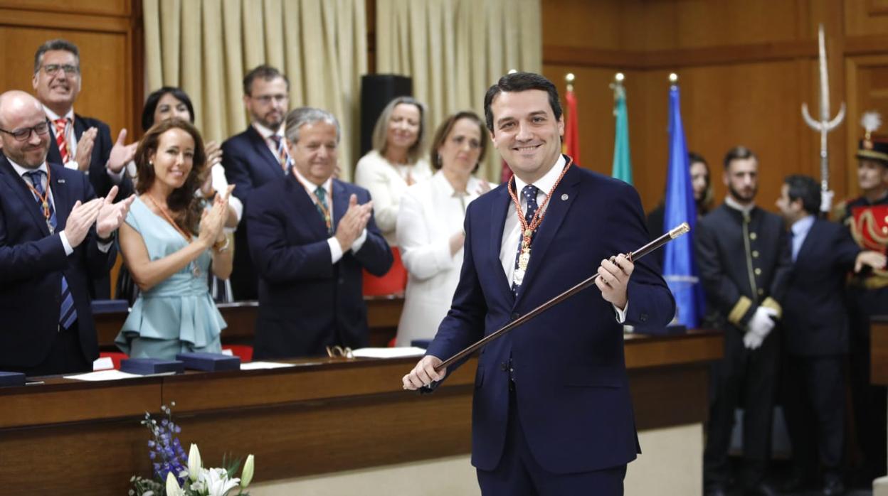 Bellido recibe el bastón de mando